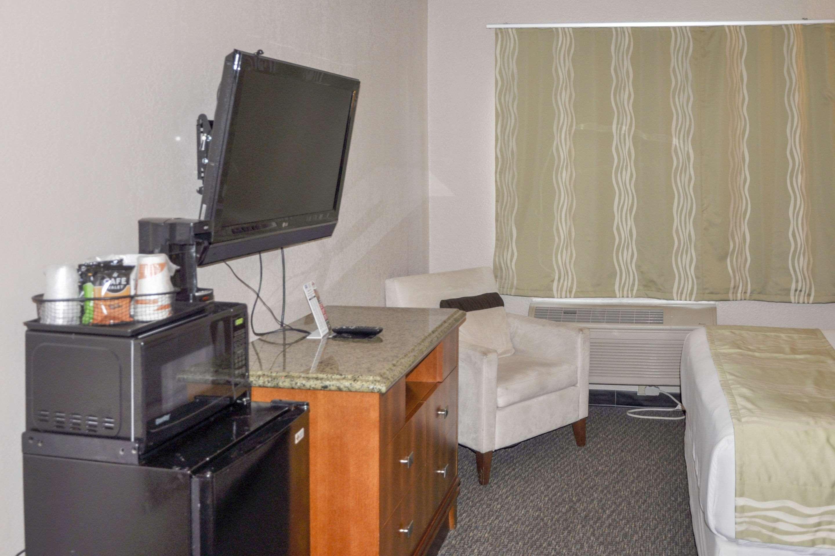 Rodeway Inn Фарго Екстериор снимка