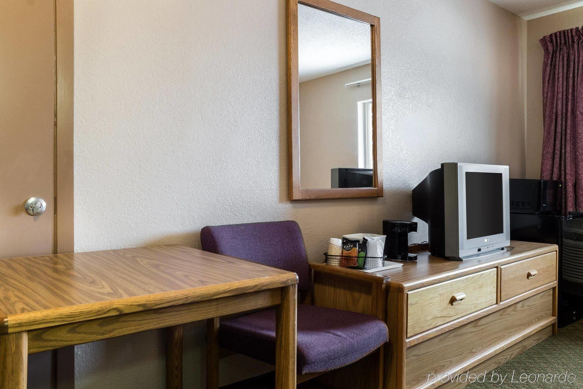 Rodeway Inn Фарго Екстериор снимка