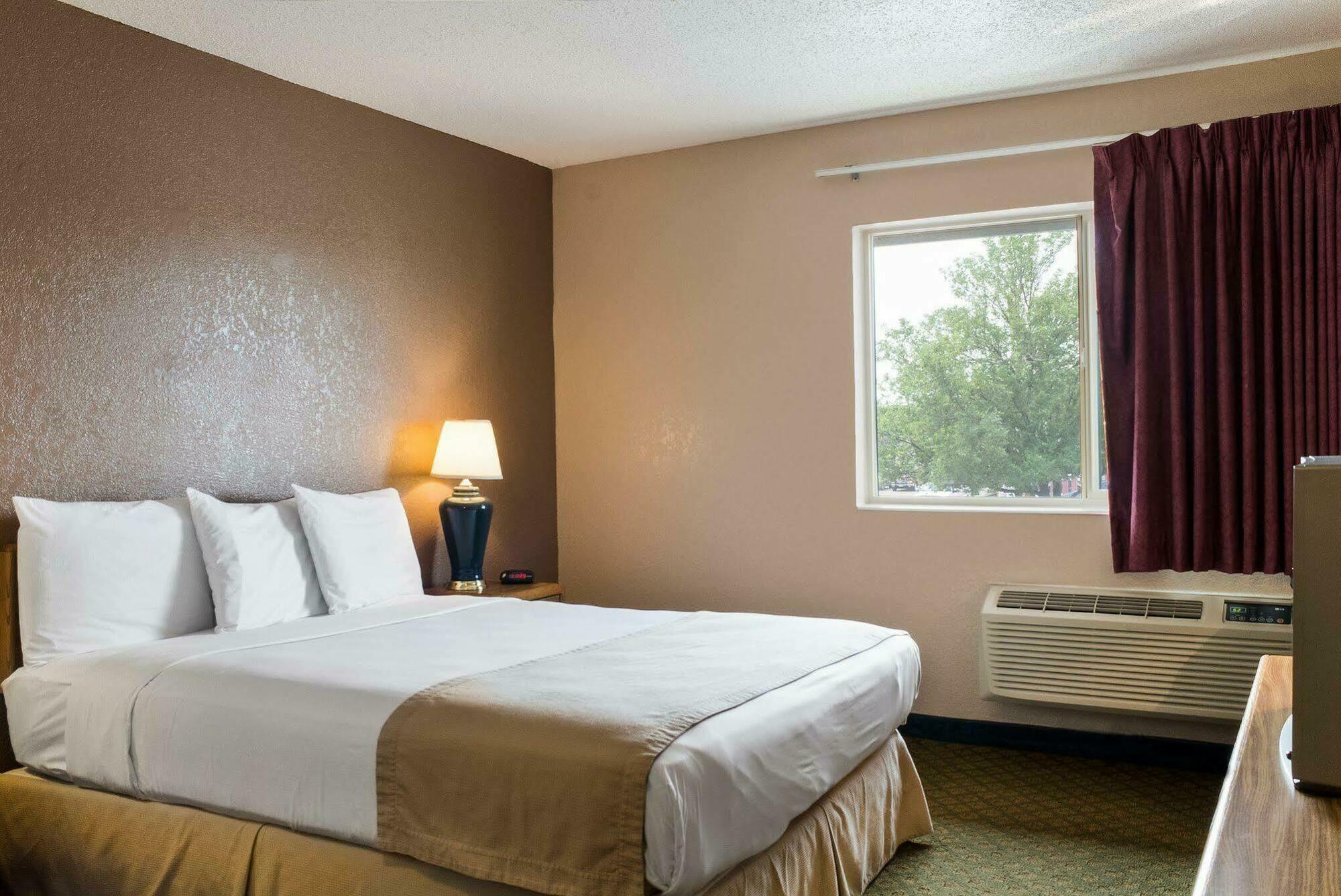 Rodeway Inn Фарго Екстериор снимка